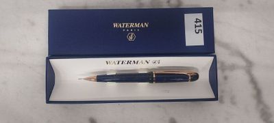 un stylo-plume Waterman dans son coffret, posé sur une surface en marbre