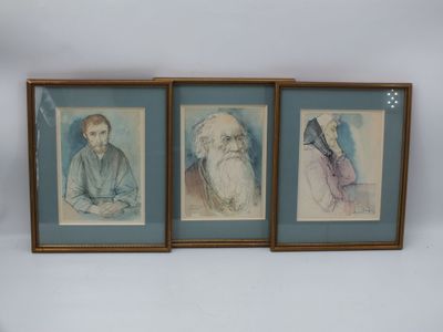 trois photos encadrées représentant des vieillards à la longue barbe et un oiseau