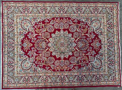 un tapis rouge orné d'un médaillon