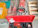 une boîte rouge contenant des outils, posée sur le sol