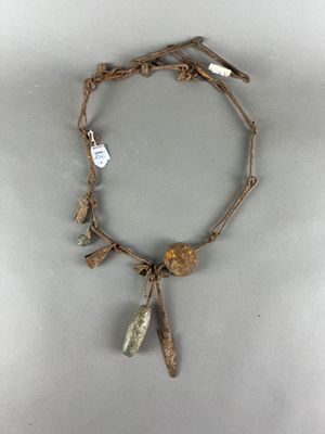 gros plan d'un collier sur une surface blanche