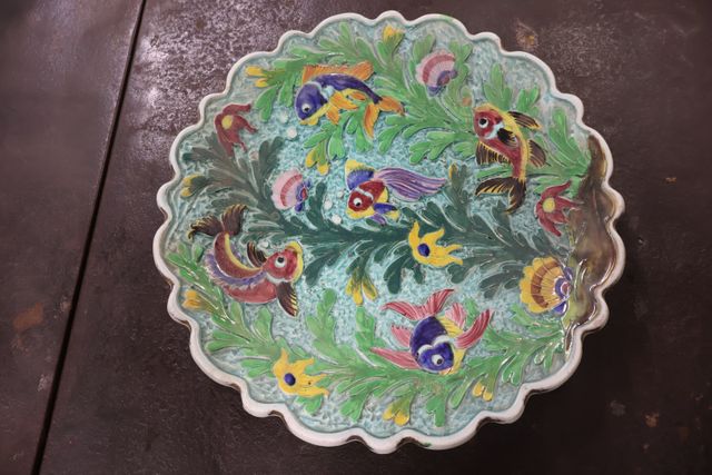 MONACO. Plat rond décoratif en faïence à décor de poissons. D : 3...
