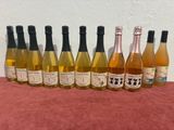 six bouteilles de vin sont alignées sur une table