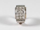 une image d'une bague en diamant sur une surface blanche