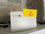 un réfrigérateur blanc sur lequel est collé un autocollant jaune