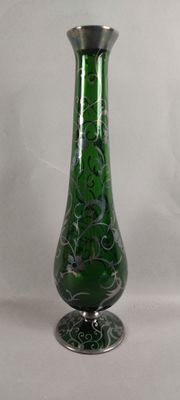 Grand vase soliflore en verre teinté vert à décor d'applicat…