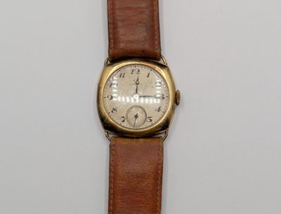 une image d'une montre-bracelet sur une surface blanche