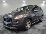 la photo d'une voiture grise garée dans une salle d'exposition