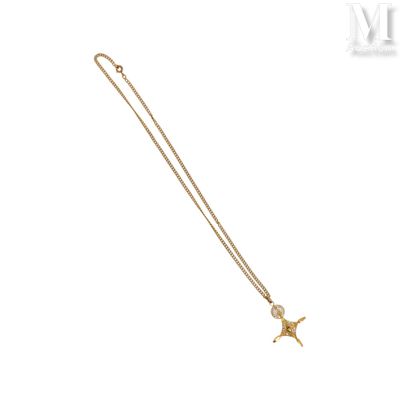 un gros plan d'un collier en or orné d'une étoile