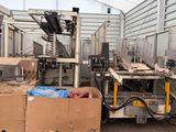une machine qui se trouve à l'intérieur d'un bâtiment