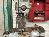 une machine qui se trouve dans un garage
