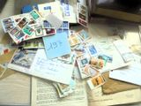 une pile de cartes postales posée sur une table, sur laquelle se trouve un bout de papier