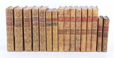 plusieurs vieux livres sont empilés sur une surface blanche