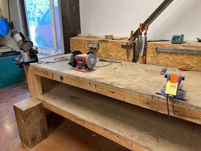 un établi sur lequel sont posés des outils, dans une pièce