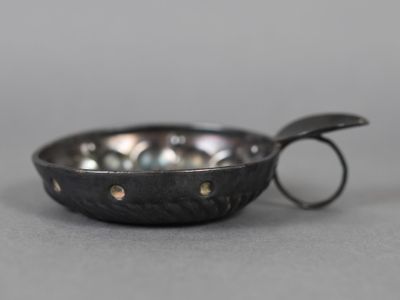 une petite poêle dans laquelle se trouve une cuillère
