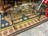 une table basse en verre posée sur un tapis dans un magasin