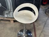 une machine à laver et une chaise dans un garage