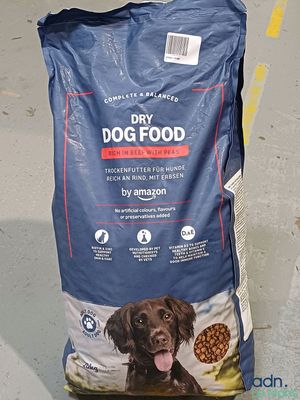 un sac de croquettes pour chien posé par terre