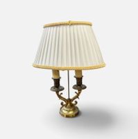 Paire de lampes de chevets en bronze doré à deux feux. (photo 2)