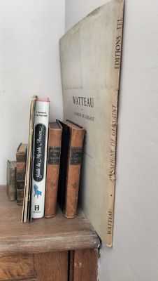 de nombreux livres posés sur une étagère en bois à côté d'une bibliothèque