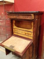 Secrétaire vertical en placage d'acajou ; dessus en marbre d… (photo 3)