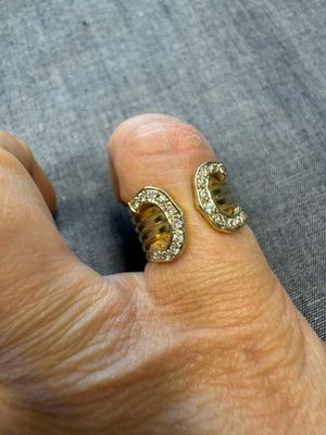 une personne tenant une paire d'anneaux à son doigt