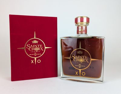 La bouteille de Saint Croix XO se trouve à côté d'une boîte rouge