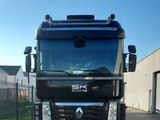 un camion noir garé devant un immeuble
