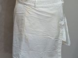 un mannequin portant une jupe blanche nouée à la taille