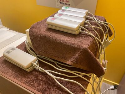 une table sur laquelle sont posés tout un tas d'appareils électroniques