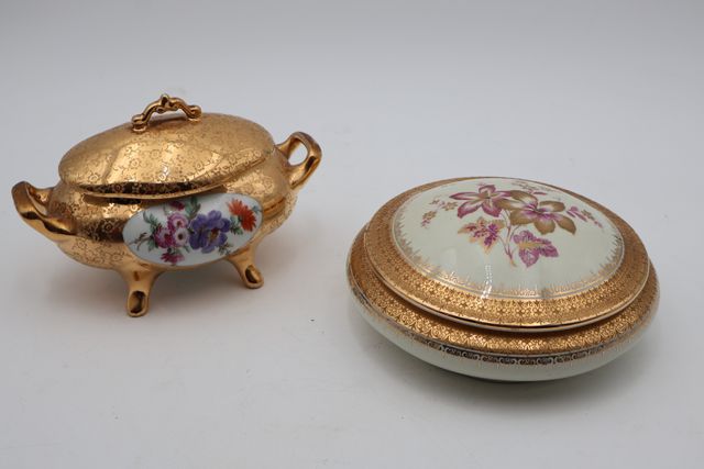 Deux bonbonnières en porcelaine à décor or et fleurs (marque PP)