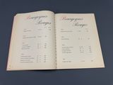 un menu de restaurant posé sur la table