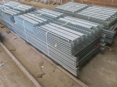 une pile de barres d'acier empilées les unes sur les autres