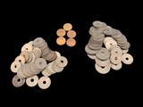 deux tas de pièces d'argent et un tas de pièces sur fond noir
