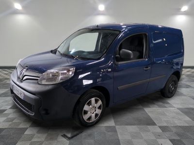 la camionnette bleue est garée sur le sol en damier d'un garage