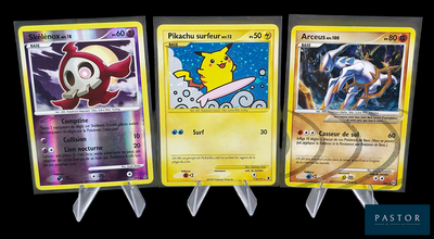 Trois cartes Pokémon différentes sont représentées sur un fond noir