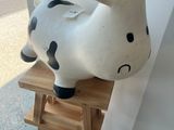 une vache en peluche posée sur une table