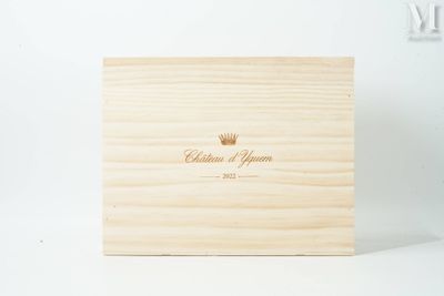 un gros plan d'une boîte en bois sur laquelle est représentée une couronne