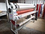 une machine sur laquelle est placé un rouleau de papier