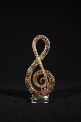 une sculpture représentant une flûte à bec sur fond noir