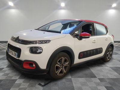 la citrole blanche est garee sur un carrelage en damier