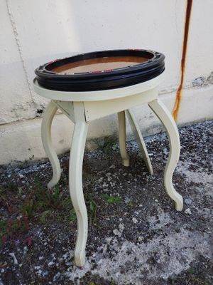Table ronde en bois laqué crème de style Louis XV.