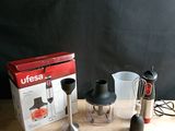 une boîte contenant un mixeur et un mixeur posé sur une table