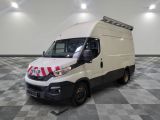 une camionnette blanche avec une bande rouge et blanche sur le côté