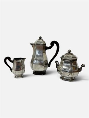 trois pièces de service à thé et à café en argent sur fond blanc