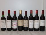 six bouteilles de vin sont alignées sur une table
