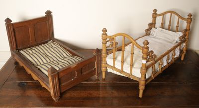 deux lits placés l'un à côté de l'autre sur une table