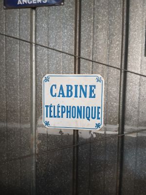 a sign that says cabine telephoneique on the side of a building