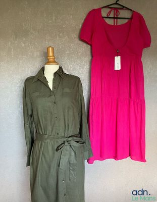 deux robes accrochées au mur à côté d'un mannequin