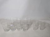 six verres sont alignés sur une table